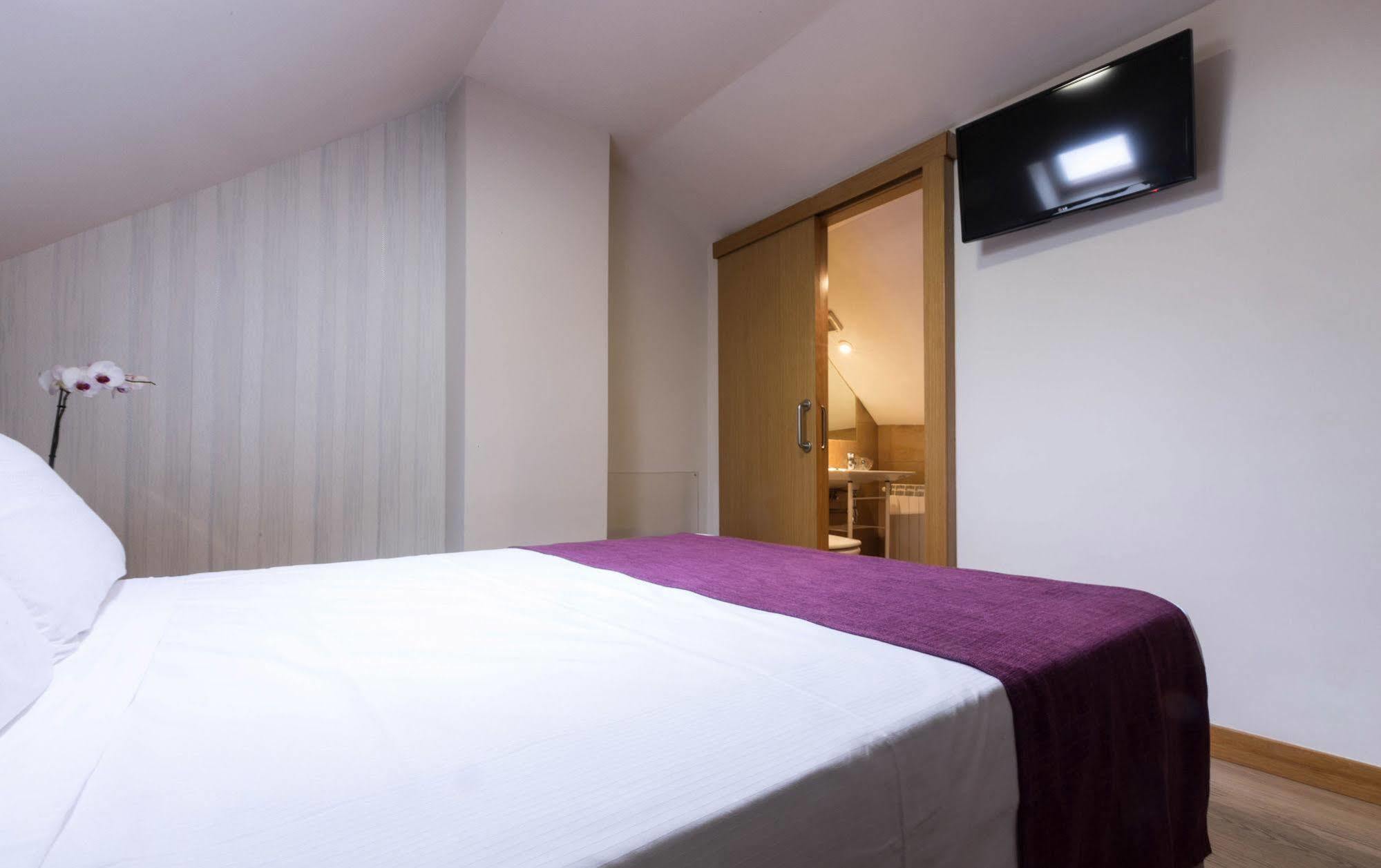 Di' Carlo Hotel Madrid Bagian luar foto